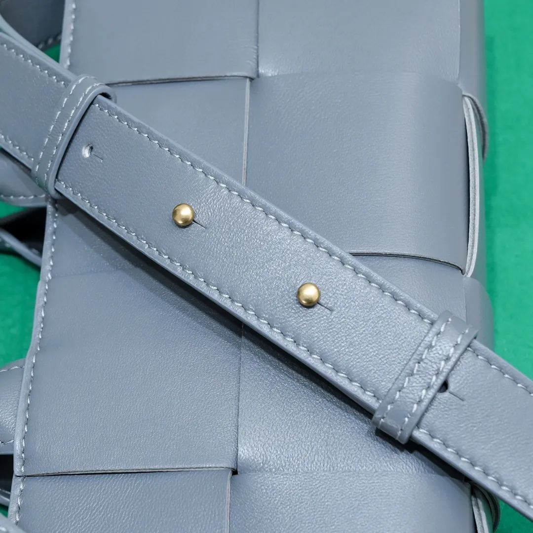 Batch 1460 🔥Latest Mini East-West Arco Tote Mini horizontal Intreccio woven leather tote bag with detachable strap • Single detachable internal zipper pocket • Leather rope buckle closure • Sheep leather composite Intreccio weaving process Size: 22*11*5.5cm, handle height 11, strap 55cm Model: 6778#